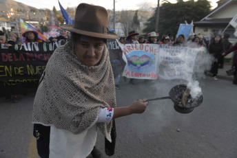 Bariloche, Argentina.- En las fotos tomadas el 15 de octubre del 2023, miles de personas marcharon en la ciudad rionegrina de San Carlos de Bariloche durante el Encuentro Plurinacional de Mujeres, Lesbianas, Travestis, Trans, Bisexuales, Intersex y No Binaries, en un evento marcado por el activismo resumido en la consigna "ni un paso atrás" ante al avance de la ultraderecha en al país.