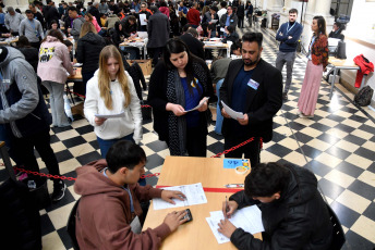 Buenos Aires, Argentina.- En las fotos tomadas el 25 de octubre del 2023, autoridades participan del escrutinio definitivo en la provincia de Buenos Aires para determinar los números finales de la elección general del último domingo, en las que Sergio Massa (Unión por la Patria) resultó el candidato presidencial más votado y en las que Axel Kicillof logró su reelección en la provincia.