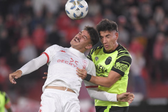 Buenos Aires, Argentina.- En las fotos tomadas el 30 de octubre del 2023, durante el partido entre Huracán y Barracas Central por la undécima fecha de la Zona A de la Copa de la Liga Profesional de Fútbol (LPF) en el Estadio Tomás Adolfo Ducó. Huracán y Barracas C. no lograron abrir el marcador y el partido acabó en empate 0-0.