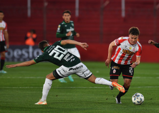 Buenos Aires, Argentina.- En las fotos tomadas el 2 de octubre del 2023, durante el partido entre Barracas Central y Sarmiento en el Estadio Claudio Chiqui Tapia en un partido correspondiente a la 7ma fecha de la Copa de la Liga. Barracas Central empató 1-1 con Sarmiento. El defensor Juan Ignacio Díaz anotó para Barracas, que hizo de local en la cancha de Huracán, mientras que Guido Mainero igualó para Sarmiento.