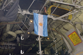 Buenos Aires, Argentina.- En las fotos tomadas el 10 de octubre del 2023, el avión "Hércules" partió desde la Base Aérea de Buenos Aires para viajar hacia el aeropuerto Ben Gurion, en Tel Aviv y asegurar la repatriación de hasta ahora 713 argentinos. Argentina, Brasil y Colombia envían aviones a Israel para evacuar a sus ciudadanos. Colombia es otro país latinoamericano que confirmó que enviará un avión militar a Israel para sus ciudadanos. Mientras que el presidente de Brasil, Lula da Silva, informó que envió el primer avión para las evacuaciones en Tel Aviv.