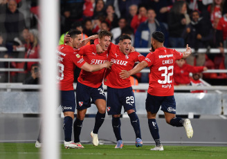 Buenos Aires, Argentina.- En las fotos tomadas el 18 de octubre del 2023, durante el partido entre Independiente y Barracas Central en el estadio Libertadores de América. Independiente derrotó 3-0 a Barracas Central en Avellaneda y es líder transitorio de la Zona A de la Copa de la Liga.