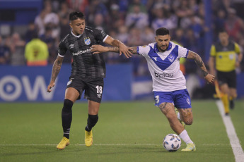 Buenos Aires, Argentina.- En las fotos tomadas el 9 de octubre del 2023, durante el partido entre Vélez y Atlético Tucumán en un encuentro correspondiente a la octava fecha de la Zona A de la Copa de la Liga Profesional en el estadio José Amalfitani de Liniers. Vélez Sarsfield venció 3-1 a Atlético Tucumán en su reencuentro con el público luego de dos resultados adversos de visitante.