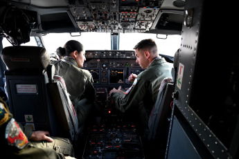 Buenos Aires, Argentina.- En las fotos tomadas el 12 de octubre del 2023, durante el despegue hacia Tel Aviv del segundo avión de la Fuerza Aérea argentina, que se sumará a la operación "Regreso Seguro" para "intensificar los esfuerzos llevados adelante en la evacuación de los argentinos que se encuentran en Israel". Luego de concretarse el primer rescate de 49 argentinos en Israel, el Gobierno nacional envió un segundo avión que ya partió desde la Base Aérea El Palomar hacia Tel Aviv para sumarse al puente aéreo que está haciendo el Hércules C 130.