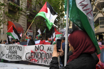 Buenos Aires, Argentina.- En las fotos tomadas el 19 de octubre del 2023, argentinos marcharon frente a la Embajada de Palestina en Buenos Aires, para "repudiar" la contraofensiva israelí en la Franja de Gaza tras los ataques múltiples perpetrados el 7 de octubre por la organización islamita Hamas, y pedirán la "intervención de la comunidad internacional" frente a lo que consideran un "genocidio sobre el pueblo palestino".