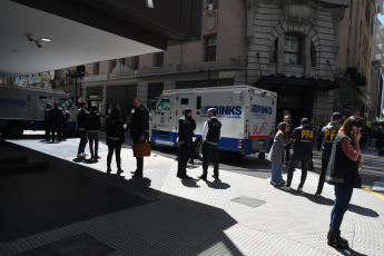 Buenos Aires, Argentina.- En las fotos tomadas el 13 de octubre del 2023, la Dirección General de Aduana, la Administración Federal de Ingresos Públicos (AFIP), Policía Federal (PFA), y otras fuerzas de seguridad continúan realizando un conjunto de operativos para detectar operaciones ilegales realizadas con divisas de denominación extranjera. En un clima marcado por los operativos, el dólar libre bajó a $980 y la Bolsa alcanzó un nuevo récord. El billete cayó 30 pesos para la venta. El BCRA vendió USD 120 millones en el mercado y las reservas cayeron en más de USD 500 millones. El S&P Merval mejoró 6,1%, a 760.673 puntos.