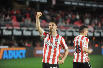 La Plata, Argentina.- En las fotos tomadas el 23 de octubre del 2023, durante el partido entre Estudiantes de La Plata y Sarmiento de Junín en el inicio a la décima jornada de la Zona B de la Copa de la Liga en el Estadio Jorge Luis Hirschi. Estudiantes venció como local 2-1 a Sarmiento de Junín y logró su segunda victoria en el torneo, en tanto que el conjunto visitante dejó importantes puntos en el camino en su lucha por la permanencia en Primera División.