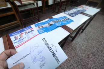 Corrientes.- Las elecciones generales se iniciaron hoy en todo el país, en comicios en los cuales están habilitados unos 35 millones de argentinos para elegir un nuevo Gobierno en una compulsa con cinco candidatos presidenciales, y la expectativa está puesta en si será necesario o no el balotaje para definir al próximo jefe de Estado.