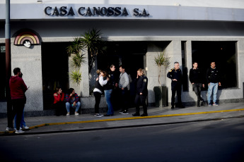 Buenos Aires, Argentina.- En las fotos tomadas el 3 de octubre del 2023, familiares y amigos asisten al velorio de Gustavo Romero, efectivo de la Policía Bonaerense que fue asesinado de cuatro tiros por delincuentes que intentaron robarle la moto en la localidad de Banfield, partido de Lomas de Zamora. Por el crimen hay un aprehendido, según informaron fuentes policiales y judiciales.