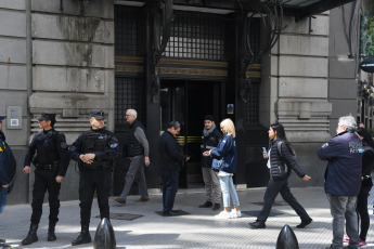 Buenos Aires, Argentina.- En las fotos tomadas el 13 de octubre del 2023, la Dirección General de Aduana, la Administración Federal de Ingresos Públicos (AFIP), Policía Federal (PFA), y otras fuerzas de seguridad continúan realizando un conjunto de operativos para detectar operaciones ilegales realizadas con divisas de denominación extranjera. En un clima marcado por los operativos, el dólar libre bajó a $980 y la Bolsa alcanzó un nuevo récord. El billete cayó 30 pesos para la venta. El BCRA vendió USD 120 millones en el mercado y las reservas cayeron en más de USD 500 millones. El S&P Merval mejoró 6,1%, a 760.673 puntos.