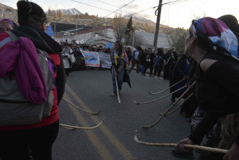 Bariloche, Argentina.- En las fotos tomadas el 15 de octubre del 2023, miles de personas marcharon en la ciudad rionegrina de San Carlos de Bariloche durante el Encuentro Plurinacional de Mujeres, Lesbianas, Travestis, Trans, Bisexuales, Intersex y No Binaries, en un evento marcado por el activismo resumido en la consigna "ni un paso atrás" ante al avance de la ultraderecha en al país.