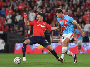 Buenos Aires, Argentina.- En las fotos tomadas el 29 de octubre del 2023, durante el encuentro entre Independiente y Arsenal en la undécima fecha de la zona A de la Copa de la Liga Profesional de Fútbol (LPF) en el Estadio Libertadores de América. Independiente no pudo doblegar al descendido Arsenal de Sarandí y terminó igualando sin goles en Avellaneda.