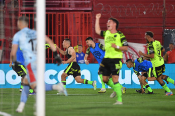 Buenos Aires, Argentina.- En las fotos tomadas el 9 de octubre del 2023, durante el partido entre Colón de Santa Fe y Baracas Central en el Estadio Claudio Tapia. Barracas Central derrotó a Colón, por 2-1. Tomás Galván puso en ventaja al “Sabalero”, mientras que el “Guapo” lo dio vuelta con goles de Alexis Domínguez y Carlos Arce.