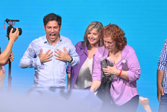 Buenos Aires, Argentina.- En las fotos tomadas el 22 de octubre del 2023, el gobernador bonaerense y candidato de Unión por la Patria, Axel Kicillof (izquierda), brindó un discurso desde el búnker de Unión por la Patria, en Buenos Aires. Kicillof, logró la reelección en la provincia de Buenos Aires, mientras que Néstor Grindetti, de Juntos por el Cambio, quedó en segundo lugar. "Me emociona ver el respaldo y el acompañamiento, la alegría y el respaldo de la provincia de Buenos Aires”, afirmó el gobernador.