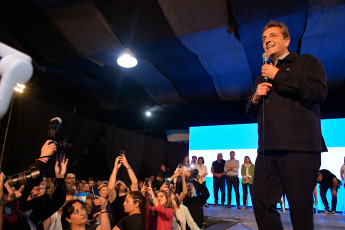 San Luis, Argentina.- En las fotos tomadas el 16 de octubre del 2023, el ministro de Economía y candidato presidencial de Unión por la Patria (UxP), Sergio Massa, continuó su gira federal en la recta final de la campaña con una visita a la provincia de San Luis. El candidato oficialista transita los últimos días previos a la elección al frente de la agenda política. Los mandatarios del PJ piden el voto en el interior para mejorar la performance de las PASO