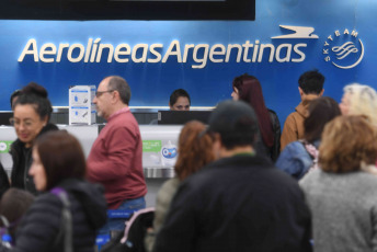 Buenos Aires, Argentina.- En las fotos tomadas el 13 de octubre del 2023, miles de personas colman Aeroparque en medio del fin de semana largo. Con reservas hoteleras que van del 75% al 95% operadores turísticos de las distintas provincias aguardan con “mucha expectativa” el arribo de los viajeros que disfrutarán el fin de semana largo que se extenderán del viernes al lunes próximos y contará en medio con la celebración del Día de la Madre.