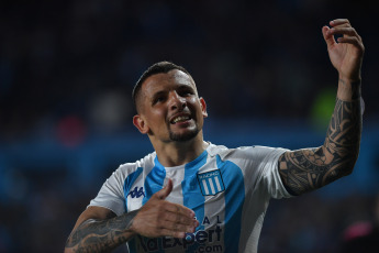 Buenos Aires, Argentina.- En las fotos tomadas el 24 de octubre del 2023, Racing se enfrentó a Boca Juniors en el clásico de la décima fecha de la Zona B de la Copa de la Liga Profesional de Fútbol en el Estadio Presidente Perón. Racing se quedó con un triunfo clave ante Boca 2-1, en sus aspiraciones por clasificar a los cuartos de final de la Copa de la Liga. Con goles de Emiliano Vecchio y Leonardo Sigali, en el último minuto de descuento, el local se impuso en el Cilindro.