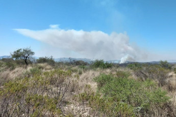 Córdoba, Argentina.- En las fotos tomadas el 10 de octubre del 2023, muestra los incendios forestales que afectaron la provincia de Córdoba, Argentina. Personal de Bomberos de Córdoba evacuó a más de 20 familias en la localidad de Villa Carlos Paz, debido a los incendios forestales que se registraron en el lugar, que alcanzaron zonas residenciales y arrasó miles de hectáreas. Este miércoles, se registraron algunas precipitaciones en las zonas afectadas, lo que benefició el intenso trabajo de los brigadistas que controlaron el siniestro.