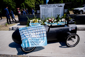 Mar del Plata, Argentina.- En las fotos tomadas el 25 de octubre del 2023, homenajean a los tripulantes del ARA San Juan a seis años de su última partida desde Mar del Plata, donde 44 tripulantes del ARA San Juan hace seis años zarparon por última vez. En el emotivo acto en la Base Naval, estuvieron presentes autoridades de la Armada, familiares de los tripulantes y el intendente de General Pueyrredon, Guillermo Montenegro, entre otros.