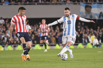 Buenos Aires, Argentina.- En las fotos tomadas el 12 de octubre del 2023, el seleccionado argentino, con su capitán Lionel Messi en el banco de los suplentes, jugó ante Paraguay en el estadio Monumental un partido de la tercera fecha de las Eliminatorias Sudamericanas del Mundial 2026. De momento Argentina lidera la clasificación sudmericana con puntaje ideal de 9 unidades, mientras Brasil con dos jugados, lo sigue con seis, por delante de Colombia (5) y Uruguay (4).