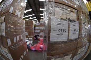 Buenos Aires, Argentina.- En las fotos tomadas el 20 de octubre del 2023, trabajadores del Correo Argentino participan del dispositivo logístico de cara a las elecciones generales que se desarrollarán este domingo en todo el país. Se espera una elección histórica para el domingo 22 de octubre. Las autoridades esperan que el nivel de votación supere el 68 % registrado en las elecciones primarias y vaya a votar el 30 