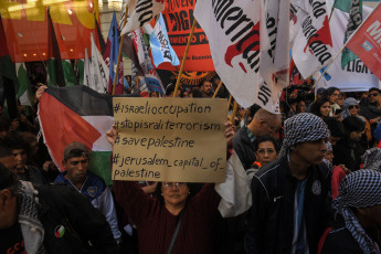 Buenos Aires, Argentina.- En las fotos tomadas el 19 de octubre del 2023, argentinos marcharon frente a la Embajada de Palestina en Buenos Aires, para "repudiar" la contraofensiva israelí en la Franja de Gaza tras los ataques múltiples perpetrados el 7 de octubre por la organización islamita Hamas, y pedirán la "intervención de la comunidad internacional" frente a lo que consideran un "genocidio sobre el pueblo palestino".