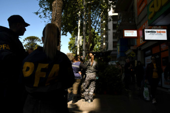 Buenos Aires, Argentina.- En las fotos tomadas el 18 de octubre del 2023, efectivos de la Policía Federal (PFA) junto con inspectores de la Administración Federal de Ingresos Públicos (AFIP) y de la Aduana realizaron un operativo de fiscalización en distintas sucursales de una casa de cambio registrada ante el Banco Central, con el objetivo de controlar que no haya irregularidades en las operaciones con divisas.