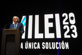 Buenos Aires.- En la foto tomada el 18 de octubre de 2023, el candidato a presidente de La Libertad Avanza, Javier Milei, cierra hoy su campaña electoral con vistas a las elecciones del domingo, con un acto en el estadio porteño Movistar Arena, ubicado en el barrio porteño de Villa Crespo, acompañado por referentes y candidatos del espacio libertario.