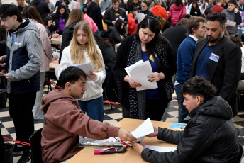 Buenos Aires, Argentina.- En las fotos tomadas el 25 de octubre del 2023, autoridades participan del escrutinio definitivo en la provincia de Buenos Aires para determinar los números finales de la elección general del último domingo, en las que Sergio Massa (Unión por la Patria) resultó el candidato presidencial más votado y en las que Axel Kicillof logró su reelección en la provincia.