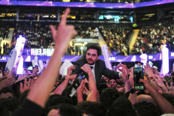 Buenos Aires.- En la foto tomada el 18 de octubre de 2023, Ramiro Marra. El candidato a presidente de La Libertad Avanza, Javier Milei, cierra hoy su campaña electoral con vistas a las elecciones del domingo, con un acto en el estadio porteño Movistar Arena, ubicado en el barrio porteño de Villa Crespo, acompañado por referentes y candidatos del espacio libertario.