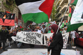 Buenos Aires, Argentina.- En las fotos tomadas el 19 de octubre del 2023, argentinos marcharon frente a la Embajada de Palestina en Buenos Aires, para "repudiar" la contraofensiva israelí en la Franja de Gaza tras los ataques múltiples perpetrados el 7 de octubre por la organización islamita Hamas, y pedirán la "intervención de la comunidad internacional" frente a lo que consideran un "genocidio sobre el pueblo palestino".