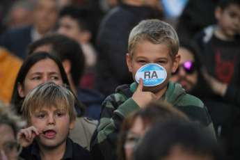 Buenos Aires, Argentina.- En las fotos tomadas el 30 de octubre del 2023, el Comité Nacional de la Unión Cívica Radical (UCR) celebró el 40 aniversario del triunfo electoral que consagró presidente a Raúl Alfonsín tras siete años de dictadura militar. Argentina conmemora un hito histórico, marcando 40 años desde las elecciones que pusieron fin a la última dictadura militar (1976-1983), inaugurando así el período más largo de democracia en el país, dejando atrás una serie de golpes de Estado que marcaron el siglo XX en la nación.