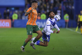 Buenos Aires, Argentina.- En las fotos tomadas el 23 de octubre del 2023, Vélez Sarsfield se enfrentó a Banfield por la décima fecha de la Zona A de la Copa de la Liga en el estadio José Amalfitani. Banfield venció 1-0 a Vélez en un duelo clave por la permanencia y que también lo dejó al Taladro en zona clasificatoria a la fase final de la Copa de la Liga.