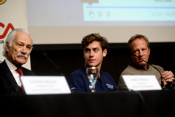 Buenos Aires, Argentina.- En las fotos tomadas el 4 de octubre del 2023, el piloto argentino, Franco Colapinto (centro), durante una rueda de prensa ofrecida en la sede del Automóvil Club Argentino (ACA), en Buenos Aires. Colapinto debutará antes de fin de año en la Fórmula 2 y espera poder competir en la antesala de la Fórmula 1 en 2024. El piloto de 20 años, que actualmente compite en la Fórmula 3 con la escudería neerlandesa MP Motorsport, dijo que está "invitado" a participar en la última prueba de F2 de este año, que se disputa el 26 de noviembre en Abu Dhabi.