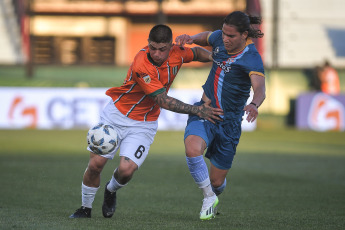 Sarandí, Argentina.- En las fotos tomadas el 9 de octubre del 2023, durante el partido entre Arsenal y Banfield en un partido por la octava fecha de la Zona A de la Copa de la Liga en el Estadio Julio Humberto Grondona. Arsenal y Banfield empataron sin goles. Arsenal empató 0 a 0 y quedó al borde del descenso y sin margen de error. El equipo de Sarandí, que terminó con nueve jugadores, deberá ganar los seis partidos que le restan.