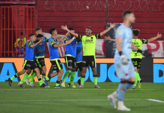 Buenos Aires, Argentina.- En las fotos tomadas el 9 de octubre del 2023, durante el partido entre Colón de Santa Fe y Baracas Central en el Estadio Claudio Tapia. Barracas Central derrotó a Colón, por 2-1. Tomás Galván puso en ventaja al “Sabalero”, mientras que el “Guapo” lo dio vuelta con goles de Alexis Domínguez y Carlos Arce.