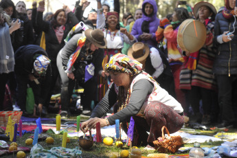 Bariloche, Argentina.- En las fotos tomadas el 15 de octubre del 2023, miles de personas marcharon en la ciudad rionegrina de San Carlos de Bariloche durante el Encuentro Plurinacional de Mujeres, Lesbianas, Travestis, Trans, Bisexuales, Intersex y No Binaries, en un evento marcado por el activismo resumido en la consigna "ni un paso atrás" ante al avance de la ultraderecha en al país.