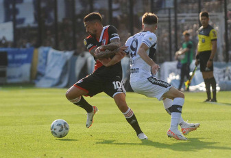 La Plata, Argentina.- En las fotos tomadas el 29 de octubre del 2023, durante el partido entre River Plate y Gimnasia en un encuentro correspondiente a la fecha 11 de la Copa de la Liga. El conjunto que dirige Martín Demichelis se impuso 2-1 como visitante ante los de Leonardo Madelón. River dio vuelta el marcador en el Bosque gracias a los goles de Paulo Díaz y Salomón Rondón, ambos en el segundo tiempo