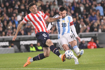 Buenos Aires, Argentina.- En las fotos tomadas el 12 de octubre del 2023, el seleccionado argentino, con su capitán Lionel Messi en el banco de los suplentes, jugó ante Paraguay en el estadio Monumental un partido de la tercera fecha de las Eliminatorias Sudamericanas del Mundial 2026. De momento Argentina lidera la clasificación sudmericana con puntaje ideal de 9 unidades, mientras Brasil con dos jugados, lo sigue con seis, por delante de Colombia (5) y Uruguay (4).