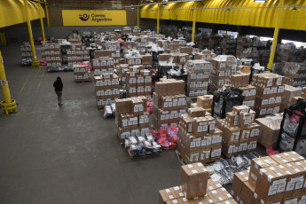 Buenos Aires, Argentina.- En las fotos tomadas el 20 de octubre del 2023, trabajadores del Correo Argentino participan del dispositivo logístico de cara a las elecciones generales que se desarrollarán este domingo en todo el país. Se espera una elección histórica para el domingo 22 de octubre. Las autoridades esperan que el nivel de votación supere el 68 % registrado en las elecciones primarias y vaya a votar el 30 