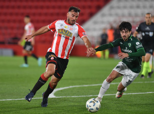 Buenos Aires, Argentina.- En las fotos tomadas el 2 de octubre del 2023, durante el partido entre Barracas Central y Sarmiento en el Estadio Claudio Chiqui Tapia en un partido correspondiente a la 7ma fecha de la Copa de la Liga. Barracas Central empató 1-1 con Sarmiento. El defensor Juan Ignacio Díaz anotó para Barracas, que hizo de local en la cancha de Huracán, mientras que Guido Mainero igualó para Sarmiento.