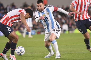 Buenos Aires, Argentina.- En las fotos tomadas el 12 de octubre del 2023, el seleccionado argentino, con su capitán Lionel Messi en el banco de los suplentes, jugó ante Paraguay en el estadio Monumental un partido de la tercera fecha de las Eliminatorias Sudamericanas del Mundial 2026. De momento Argentina lidera la clasificación sudmericana con puntaje ideal de 9 unidades, mientras Brasil con dos jugados, lo sigue con seis, por delante de Colombia (5) y Uruguay (4).