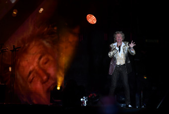 Buenos Aires, Argentina.- En las fotos tomadas el 4 de octubre del 2023, a cinco años de su último show en la Argentina, el legendario cantante británico Rod Stewart volvió al país en donde repasó sus más de 50 años de trayectoria en el porteño estadio GEBA. El escocés se presentó ante una multitud que celebró cada una de sus canciones, además, elogió a Lionel Messi y las pantallas intercambiaron imágenes del Celtic con el penal decisivo de Montiel y los festejos en Doha y en Buenos Aires. Para rematar, mostró un banderín de la AFA.