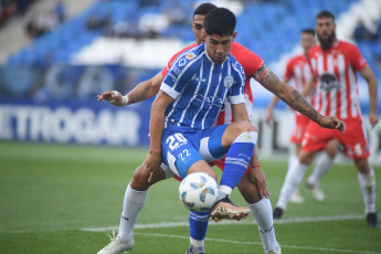 Mendoza, Argentina.- En las fotos tomadas el 2 de octubre del 2023, durante el partido entre Godoy Cruz e Instituto en el estadio Malvinas Argentinas, de Mendoza, válido por la séptima jornada, la fecha de los clásicos y emparejamientos de la Copa de la Liga Profesional. Godoy Cruz e Instituto empataron 1 a 1, con goles de Tadeo Allende para el Tomba y Jonás Acevedo para el visitante.