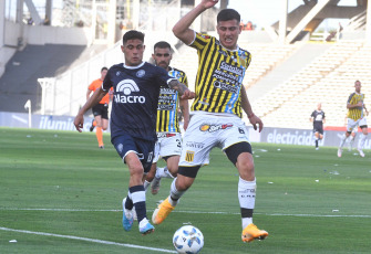 Córdoba, Argentina.- En las fotos tomadas el 29 de octubre del 2023, durante el partido entre Independiente Rivadavia y Almirante Brown en el estadio Mario Kempes. Después de más de 30 partidos en la Primera Nacional, Independiente Rivadavia de Mendoza hizo historia y venció 2-0 a Almirante Brown, logrando el ascenso a la Liga Profesional.