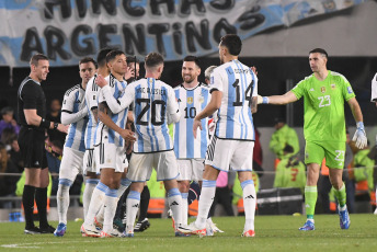 Buenos Aires, Argentina.- En las fotos tomadas el 12 de octubre del 2023, el seleccionado argentino, con su capitán Lionel Messi en el banco de los suplentes, jugó ante Paraguay en el estadio Monumental un partido de la tercera fecha de las Eliminatorias Sudamericanas del Mundial 2026. De momento Argentina lidera la clasificación sudmericana con puntaje ideal de 9 unidades, mientras Brasil con dos jugados, lo sigue con seis, por delante de Colombia (5) y Uruguay (4).