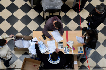 Buenos Aires, Argentina.- En las fotos tomadas el 25 de octubre del 2023, autoridades participan del escrutinio definitivo en la provincia de Buenos Aires para determinar los números finales de la elección general del último domingo, en las que Sergio Massa (Unión por la Patria) resultó el candidato presidencial más votado y en las que Axel Kicillof logró su reelección en la provincia.