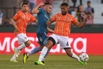 Sarandí, Argentina.- En las fotos tomadas el 9 de octubre del 2023, durante el partido entre Arsenal y Banfield en un partido por la octava fecha de la Zona A de la Copa de la Liga en el Estadio Julio Humberto Grondona. Arsenal y Banfield empataron sin goles. Arsenal empató 0 a 0 y quedó al borde del descenso y sin margen de error. El equipo de Sarandí, que terminó con nueve jugadores, deberá ganar los seis partidos que le restan.