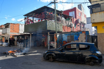 Buenos Aires, Argentina.- En las fotos tomadas el 4 de octubre del 2023, vecinos reclamaron justicia frente a la casa de uno de los sospechosos de la muerte de un barrendero que había resultado baleado el 21 de septiembre pasado al quedar en medio de un presunto enfrentamiento entre dos grupos rivales, en el barrio porteño Zavaleta de Barracas. Por el caso hay tres detenidos, uno de ellos es quien apretó el gatillo.