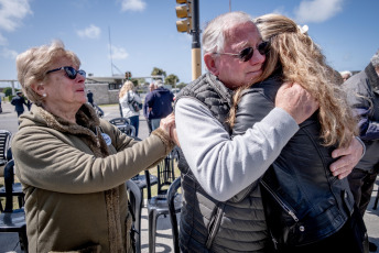 Mar del Plata, Argentina.- En las fotos tomadas el 25 de octubre del 2023, homenajean a los tripulantes del ARA San Juan a seis años de su última partida desde Mar del Plata, donde 44 tripulantes del ARA San Juan hace seis años zarparon por última vez. En el emotivo acto en la Base Naval, estuvieron presentes autoridades de la Armada, familiares de los tripulantes y el intendente de General Pueyrredon, Guillermo Montenegro, entre otros.